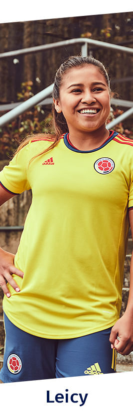 Leicy Santos con la nueva camiseta de Colombia, productos de la jugadora de fútbol. 